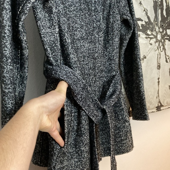 Ann Taylor Wool Blend Tweed Funnel Neck Jacket in Grey Multi. Size: SP - Picture 6 of 8